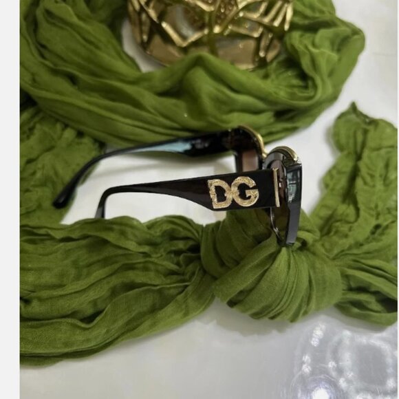 Trendy Black Women’s Oversized Sunglasses with Gradient Lenses and Gold Bridge - Picture 4 of 6